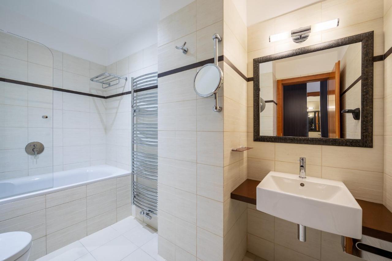 Design Merrion Hotel Praha Bagian luar foto