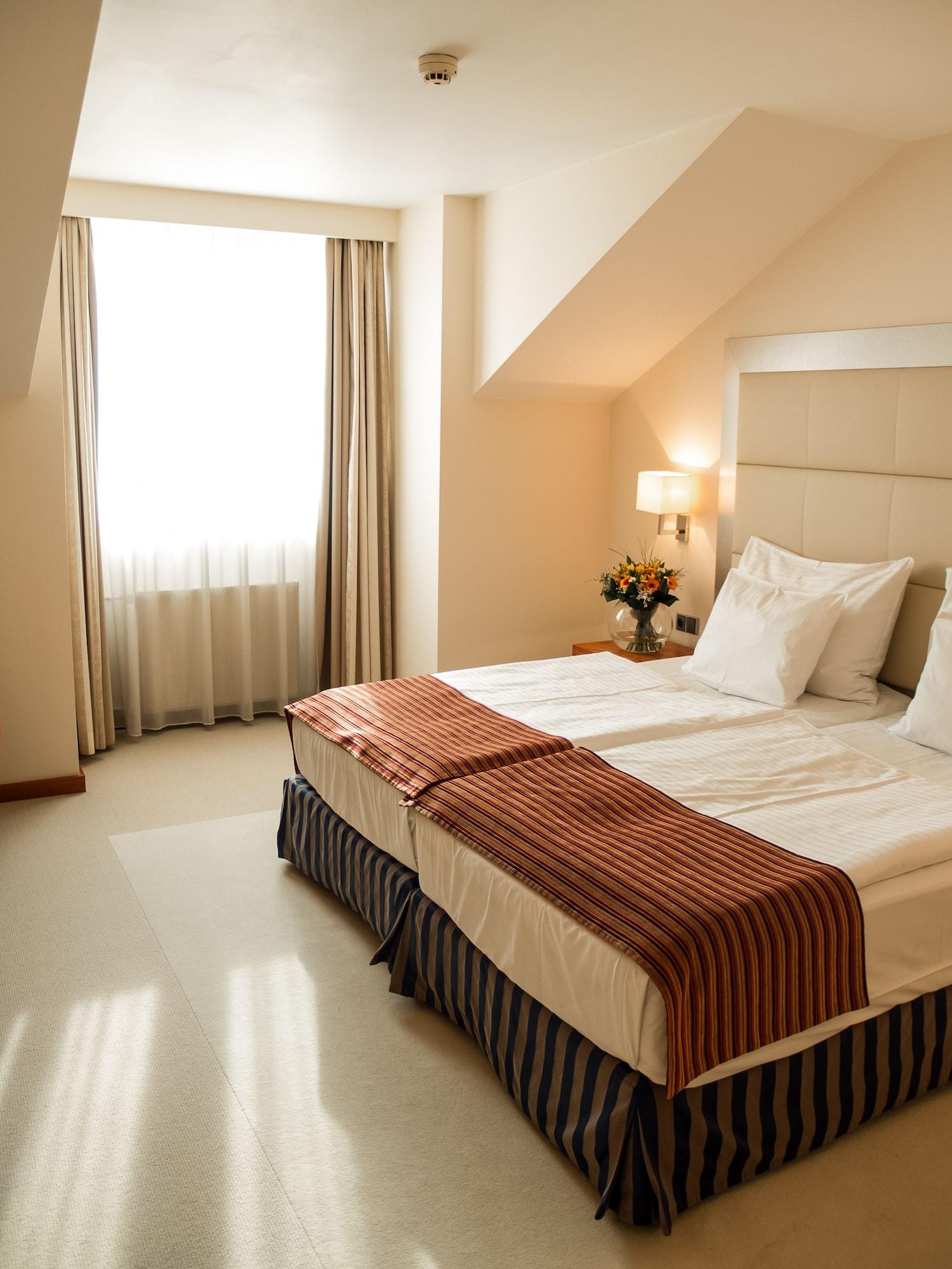 Design Merrion Hotel Praha Bagian luar foto