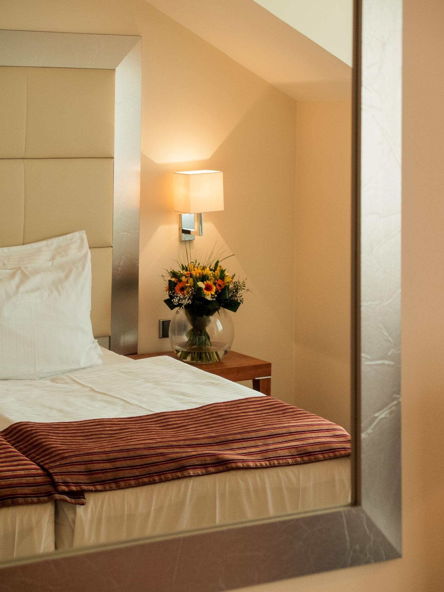Design Merrion Hotel Praha Bagian luar foto