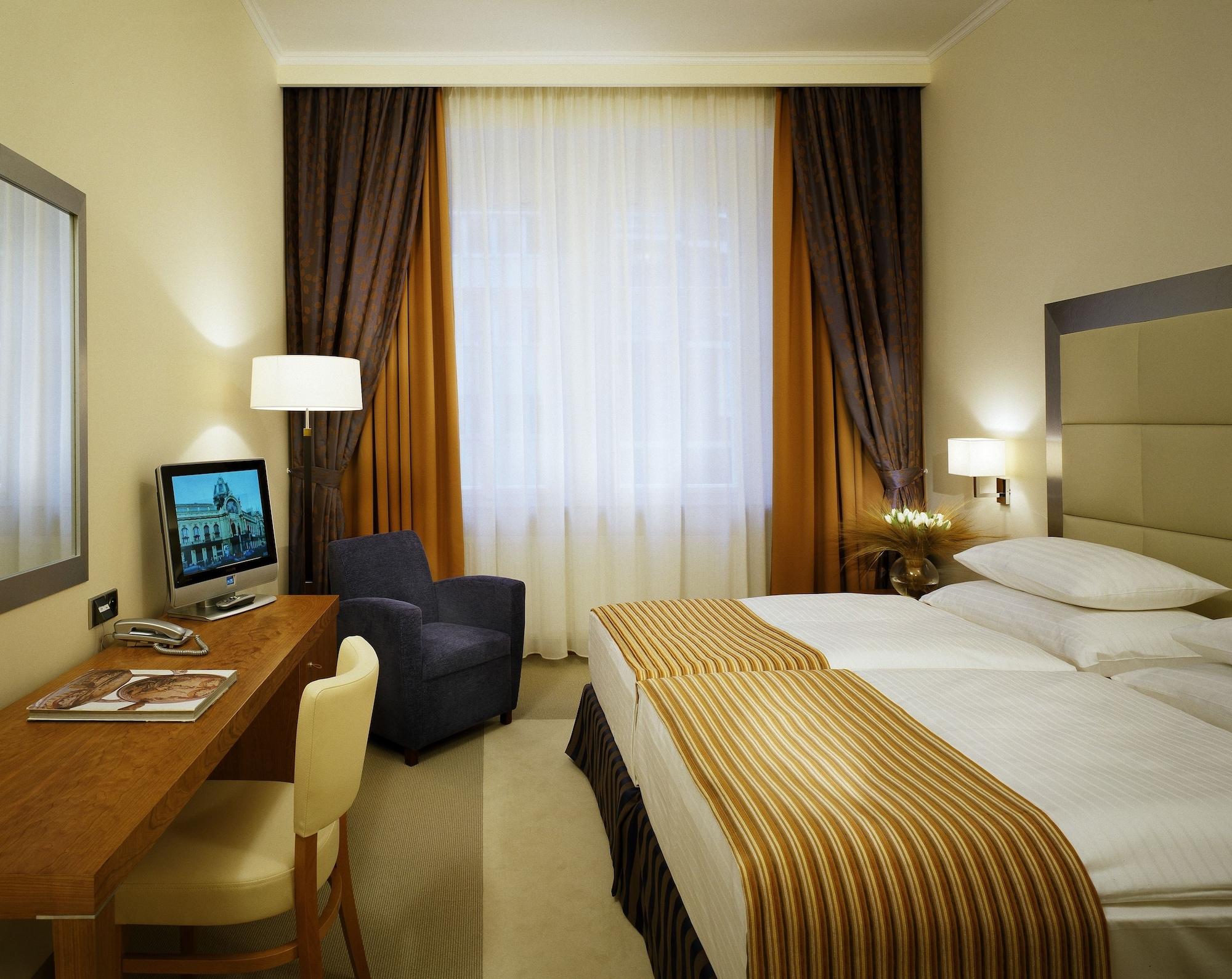 Design Merrion Hotel Praha Bagian luar foto