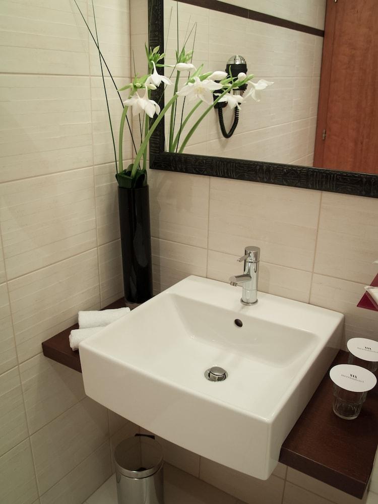 Design Merrion Hotel Praha Bagian luar foto