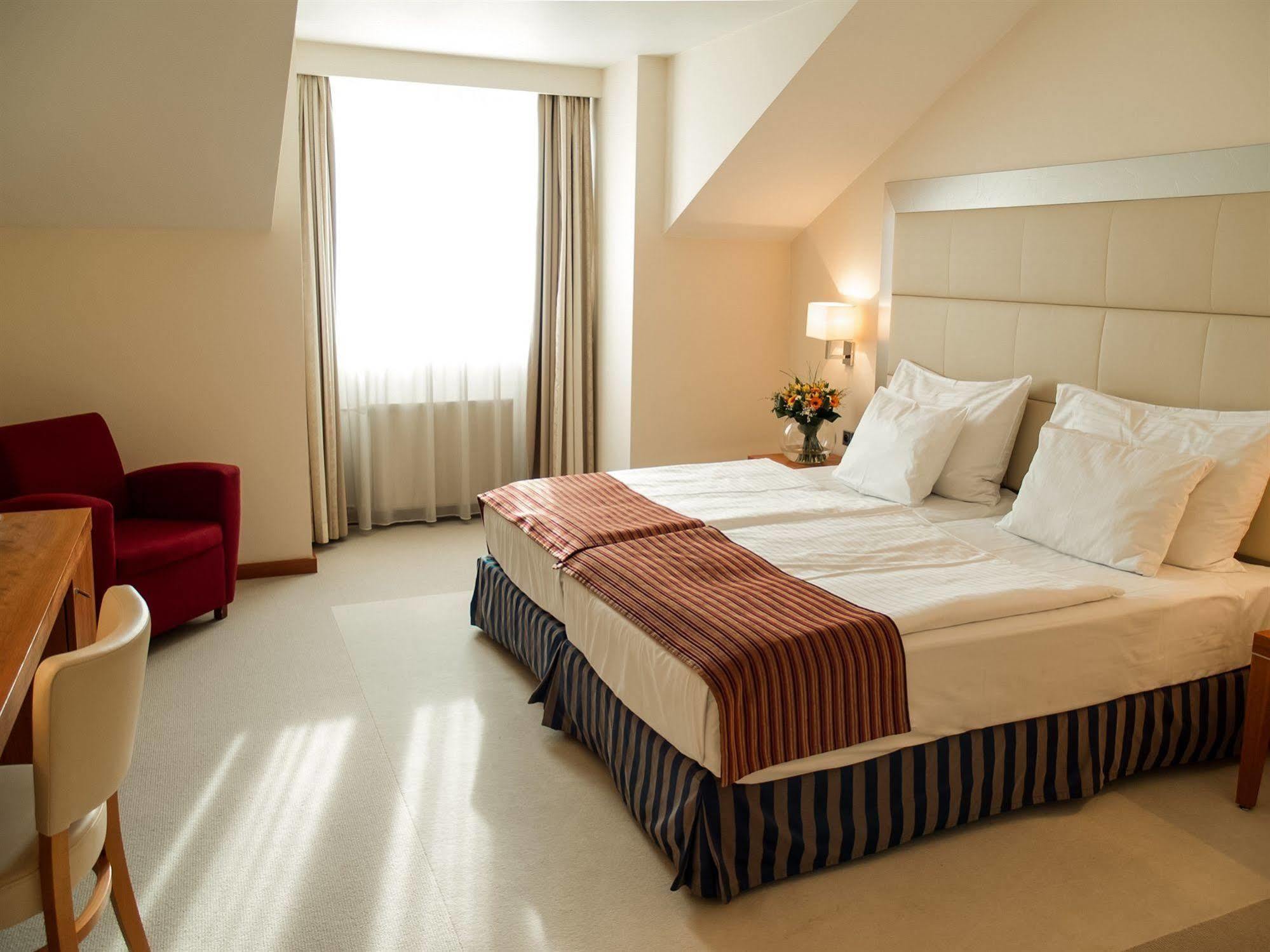 Design Merrion Hotel Praha Bagian luar foto